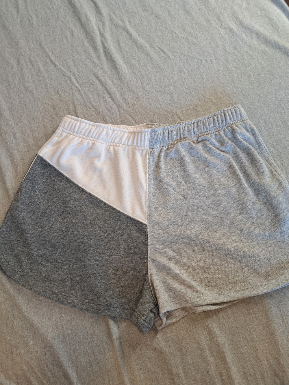 Ultra Flirt Shorts 70% Cotton   Size L  Pockets. Pull-on.